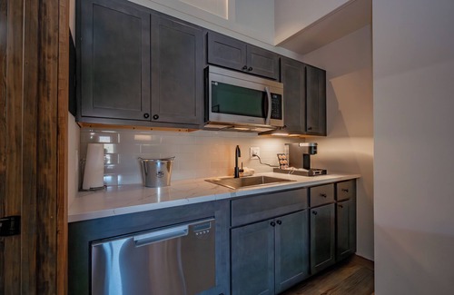 Thayerville Hotel | Cove Creek Lodge: 203 Poolside Double Queen Room