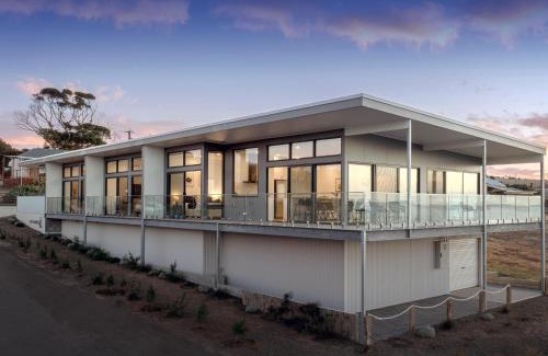 Penneshaw Apartment | Cove Landing Marina Apartments 1,2&3 Sleeps 12