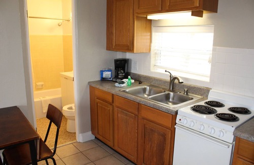 Seabreeze Park Hotel | Beachside Oasis at Cove Motel Oceanfront with Pool Access