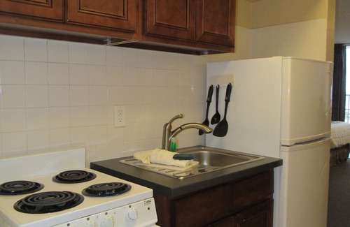 Seabreeze Park Hotel | Beachside Oasis at Cove Motel Oceanfront with Pool Access