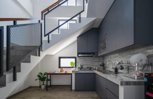 Mampang Prapatan Apartment | Welcoming Cove River Haus: Family-Friendly Getaway
