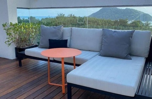 Tombo Apartment | Relax by the Heated Pool with Beach Service Awaits You