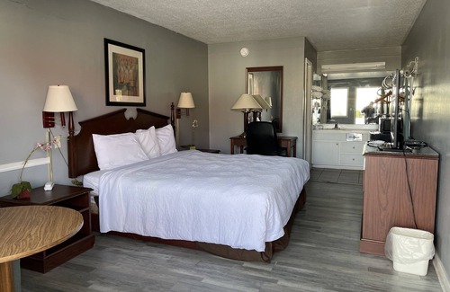 Oneonta Hotel | Inviting Covered Bridge Inn & Suites with Hot Tub Access