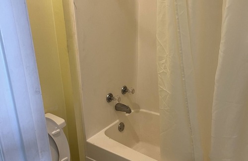 Oneonta Hotel | Inviting Covered Bridge Inn & Suites with Hot Tub Access