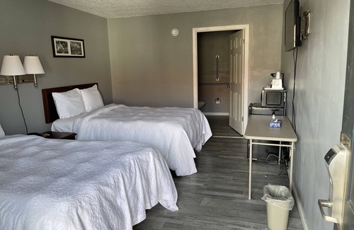 Oneonta Hotel | Inviting Covered Bridge Inn & Suites with Hot Tub Access