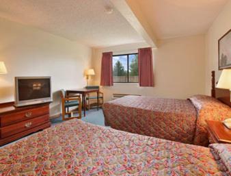 Winterset Hotel | Pet-Friendly Retreat at Covered Bridge Inn with Hot Tub