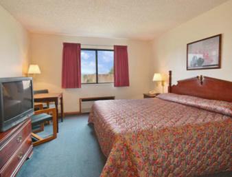 Winterset Hotel | Pet-Friendly Retreat at Covered Bridge Inn with Hot Tub
