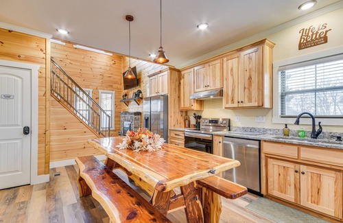 Richland Cabin | Covered Porch & Fire Pit: Cabin in Richland