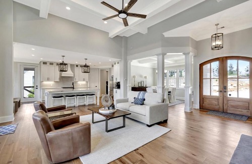 Six Mile House | Serene Coveside Lane: Ideal for Family-Friendly Getaways