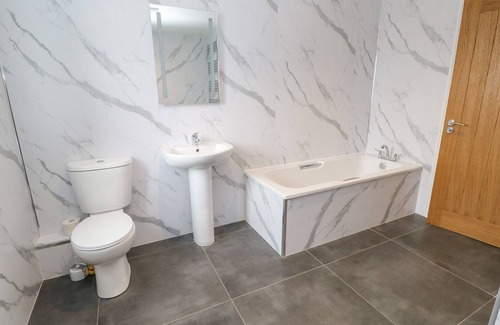 Thirsk House | Family-Friendly Cow Corner with Garden in Northallerton