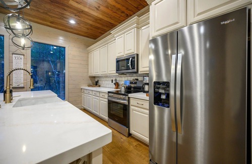 Pickens Cabin | Cowabunga Cabin - Pool, Hot Tub, Play Park, Outdoor Kitchen, Shuffleboard