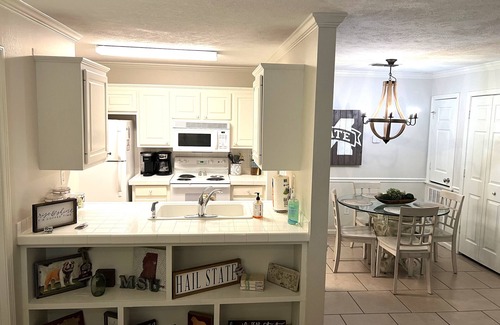 Starkville Condo | Cozy Cowbell Condo: Guest Rated 9.8 with Breakfast & Kitchen