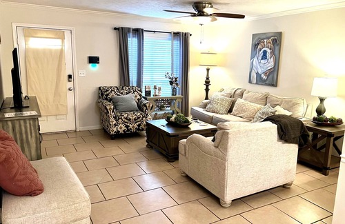Starkville Condo | Cozy Cowbell Condo: Guest Rated 9.8 with Breakfast & Kitchen