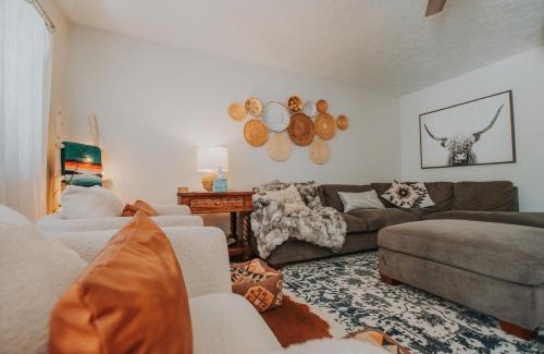 Westside House | Pet-Friendly Cowboy Den with Hot Tub & Game Room Awaits!