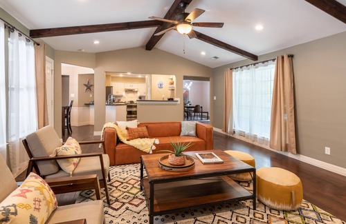 Southwest Carrollton House | Unforgettable Poolside Retreat with BBQ and Firepit