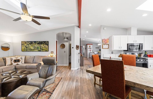 Cornville House | Experience Cowboys & Roses: Game Room, Hot Tub & Views