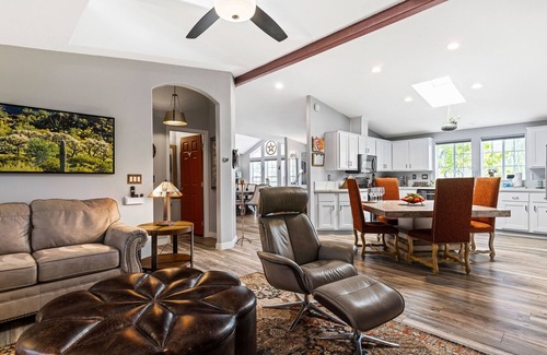 Cornville House | Experience Cowboys & Roses: Game Room, Hot Tub & Views