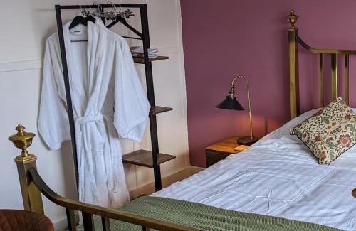 Weston Underwood Bed & Breakfast | Pet-Friendly Retreat at Cowpers Oak - Rated 9.3/10