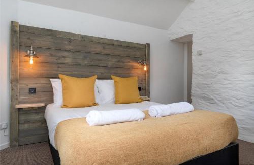 Bryn-crug House | Discover The Cowshed: Pet-Friendly Retreat with High Ratings