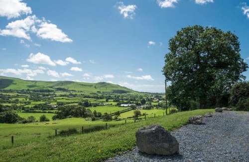 Bryn-crug House | Discover The Cowshed: Pet-Friendly Retreat with High Ratings