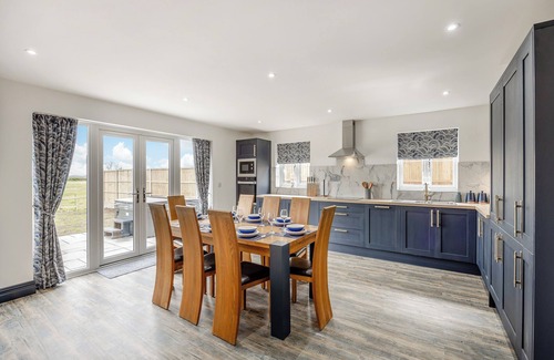 Maltby le Marsh Cottage | Modern Holiday Home with Hot Tub near the Coast