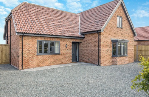 Maltby le Marsh Cottage | Modern Holiday Home with Hot Tub near the Coast