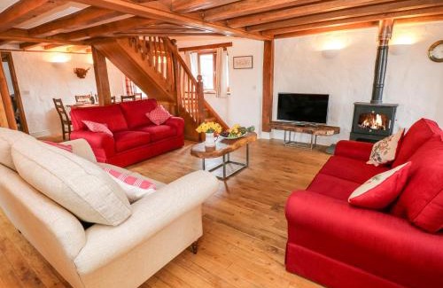 Haverfordwest House | Cozy Cowslip Cottage: 4-Star Stay with Pet-Friendly Perks