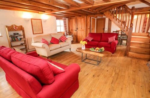 Haverfordwest House | Cozy Cowslip Cottage: 4-Star Stay with Pet-Friendly Perks