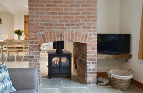 Bircotes House | Exceptional Cowslip - 4-Star Retreat with Hot Tub & Family Fun