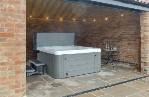 Bircotes House | Exceptional Cowslip - 4-Star Retreat with Hot Tub & Family Fun