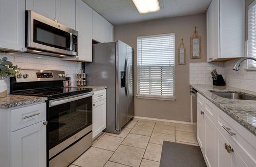 Fossil Creek House | Cowtown Cutie: Updated Comfort Near Downtown & Dining