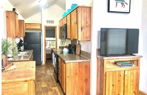 Austin Cabin | Cozy Coyote Cabin at a Tiny Home Resort with Pool Access