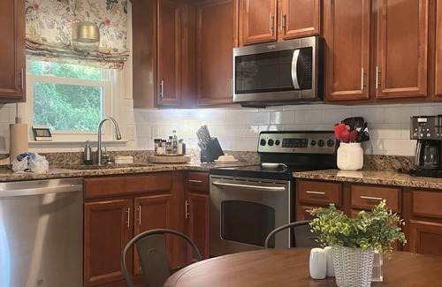 Charleston House | Cozy Retreat: 10/10 Rated, Near Downtown Charleston & Folly Beach