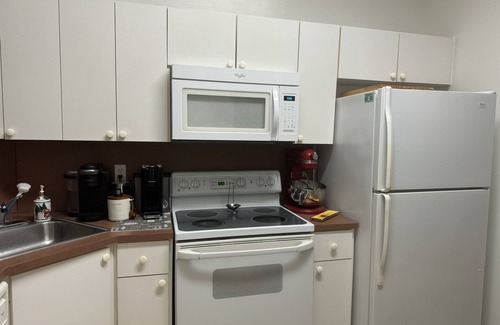 Hollywood Condo | Inviting 1-Bedroom Apartment - Ideal for Families