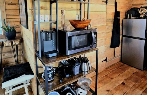 Elliston Cabin | Cozy 1-Bed 1-Bath Cabin Retreat. King Size Bed, Wi-Fi, TV and Pet Friendly!