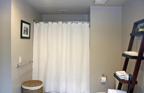 SouthPark Apartment | Charming 1 Bed Retreat in SouthPark with Free Parking