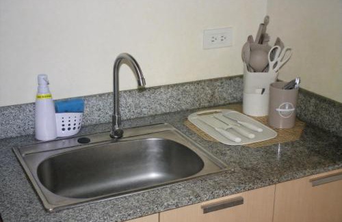 San Dionisio Apartment | Cozy 1 Bed Studio - Minutes to NAIA and MOA!