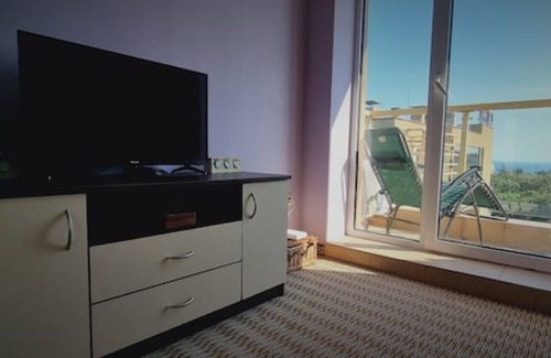 Golden Sands Apartment | Inviting 1-Bedroom Retreat with Sea View & Pool Access