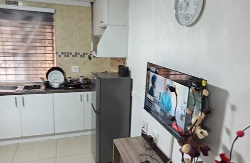 Greater Johannesburg Metropolitan Area Apartment | Cozy 1-bedroom apartment in beautiful Johannesburg South with WiFi, AC