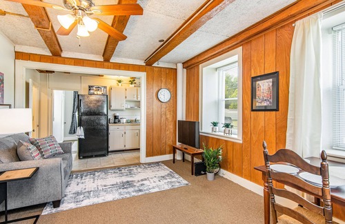 St. Albans Apartment | Inviting 1 Bedroom Apartment Near Outdoor Adventures