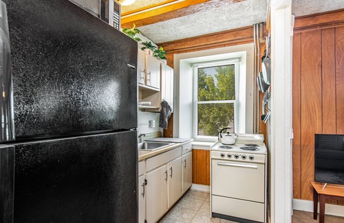 St. Albans Apartment | Inviting 1 Bedroom Apartment Near Outdoor Adventures