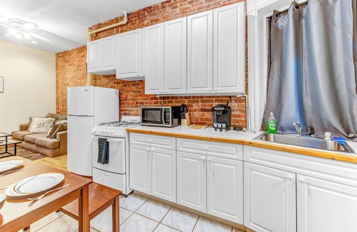 Midtown West Apartment | Cozy 1-bedroom apartment with AC and WiFi in enchanting New York