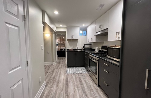 Palmerston - Little Italy House | Inviting 1 Bedroom Apartment in the Annex, Ideal Location