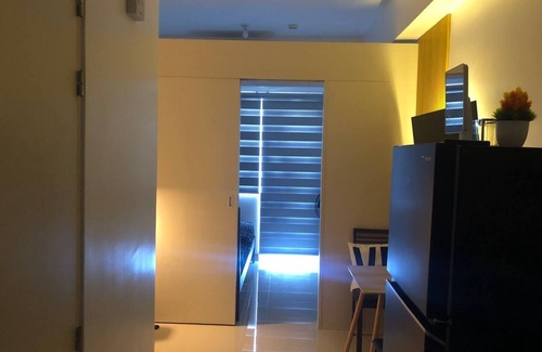 Las Pinas Condo | Inviting 1 Bedroom Retreat Near the Mall with Netflix