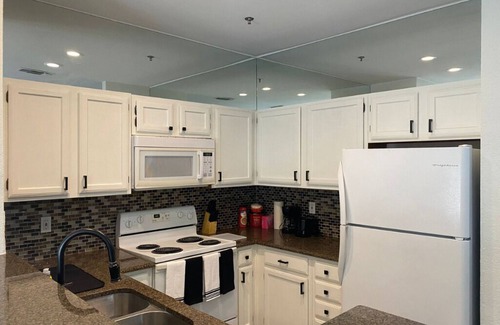 Dallas Condo | Cozy 1-bedroom condo with AC, fitness room, high speed WiFi in amazing Dallas