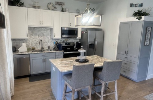Braden River House | Charming 1-Bedroom Retreat with AC, WiFi & Hot Tub
