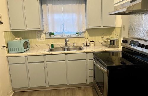 Wanskuck Apartment | Cozy 1-bedroom apartment in awesome North Providence with AC