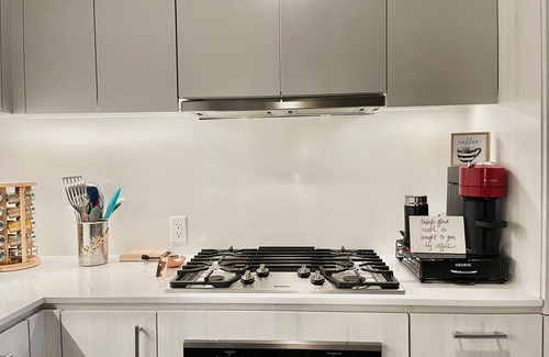 Buckman Neighborhood Apartment | Cozy 1-bedroom with AC, WiFi in lovely Portland
