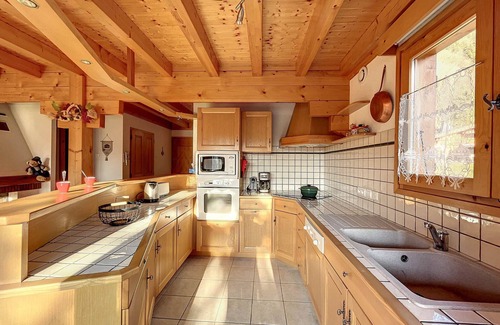 Les Houches Ski Chalet | Chalet Servoz: Ideal 3-Bedroom Retreat for 8 Guests