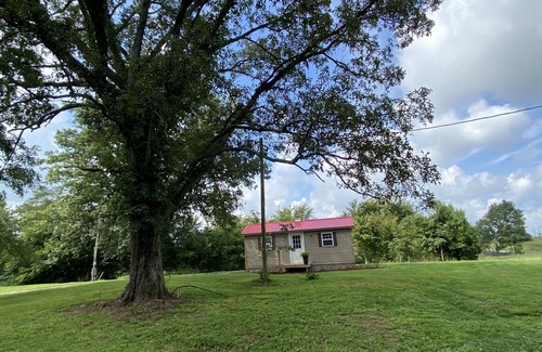 Sulphur Well Cottage | Cozy Cottage Retreat on Scenic Farm Near Mammoth Cave
